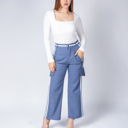 Pantalón casual tipo cargo.