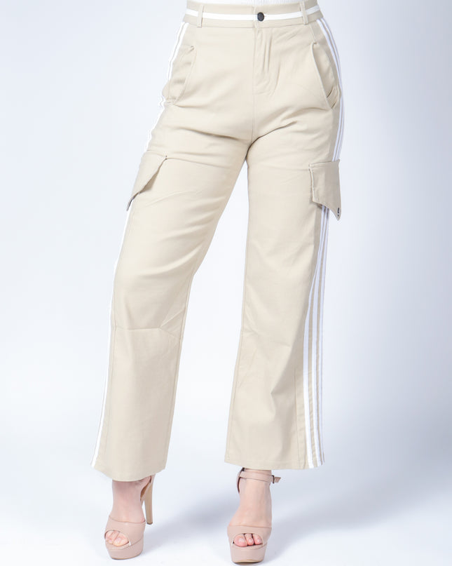 Pantalón casual tipo cargo.