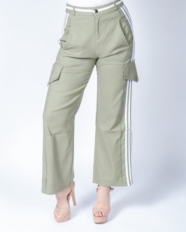 Pantalón casual tipo cargo.