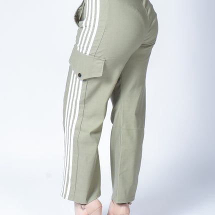 Pantalón casual tipo cargo.