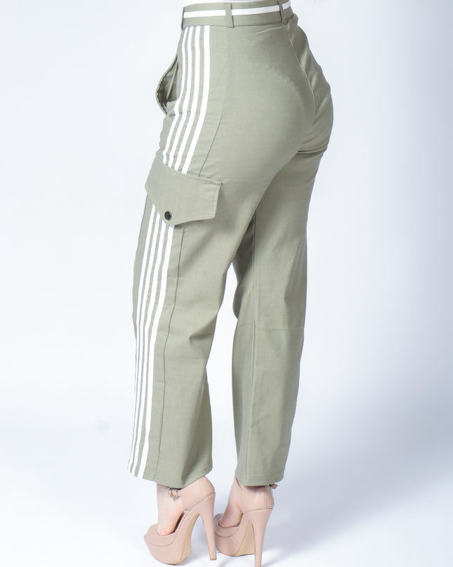 Pantalón casual tipo cargo.