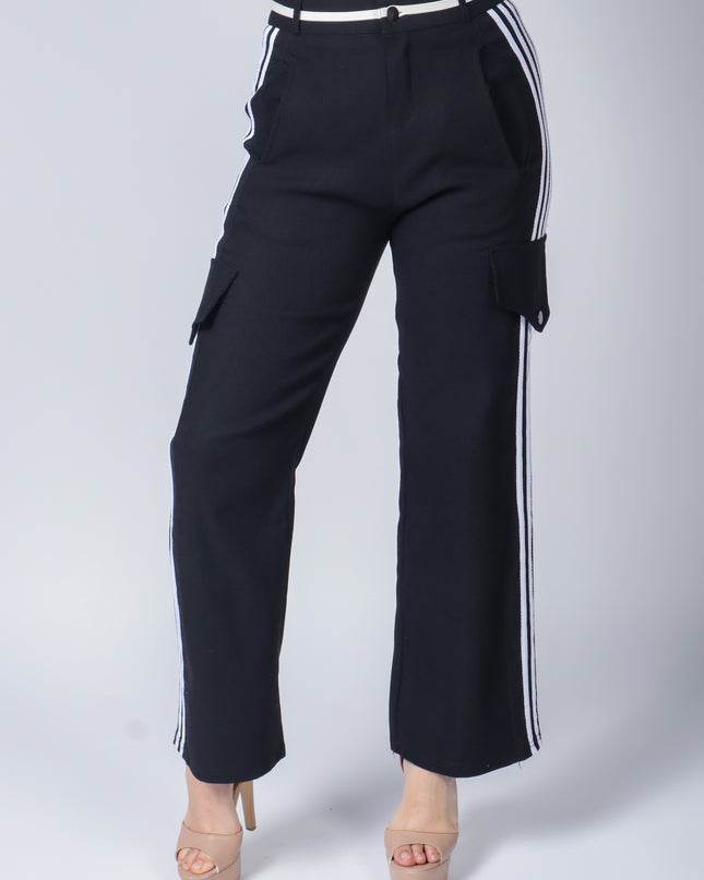 Pantalón casual tipo cargo.