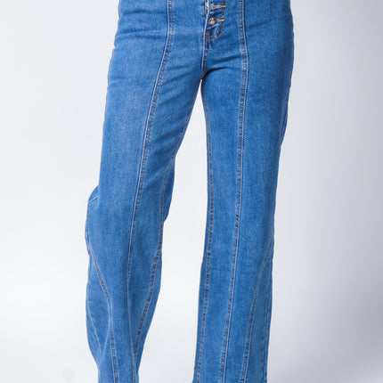 Pantalón de mezclilla con hebillas.