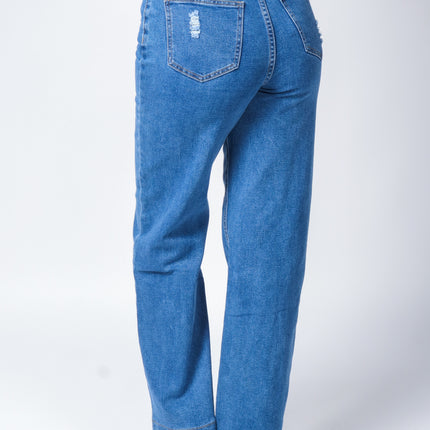 Pantalón de mezclilla con hebillas.
