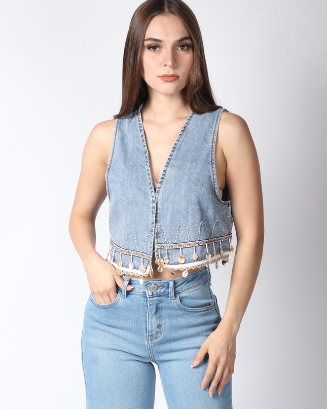 Chaleco de mezclilla con detalles.