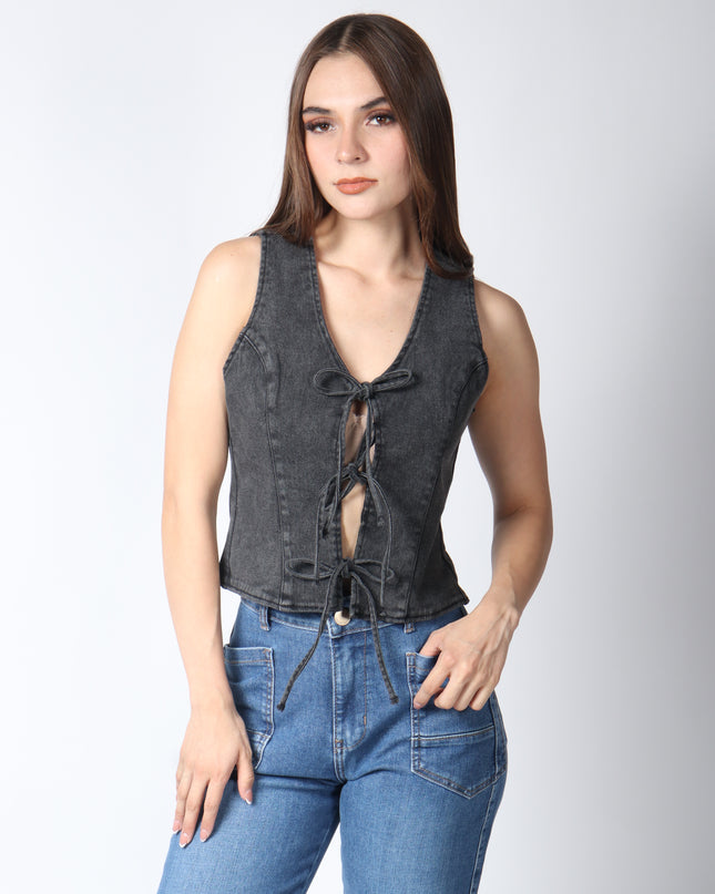 Chaleco de mezclilla con moños.