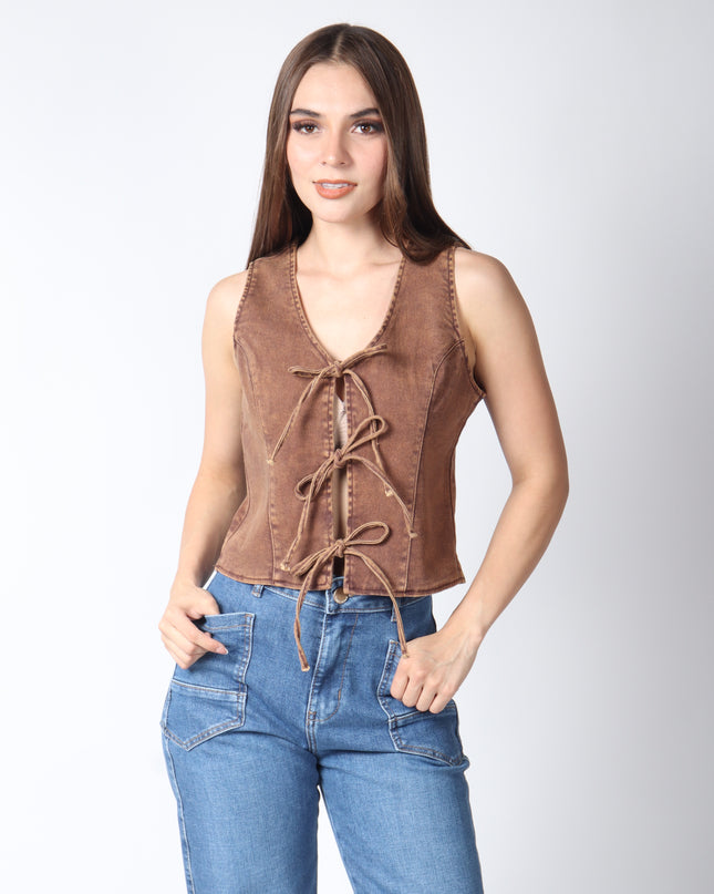 Chaleco de mezclilla con moños.