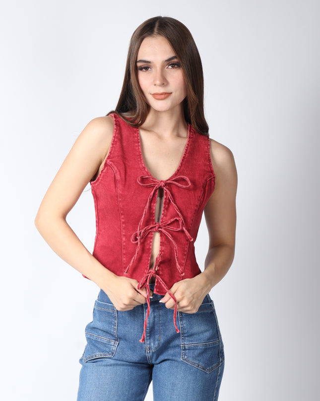 Chaleco de mezclilla con moños.