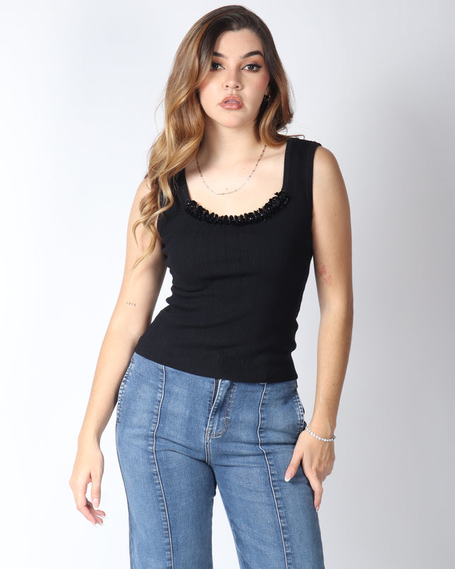 Blusa con detalle en el cuello.