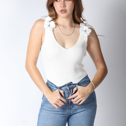 Body con flores a los costados.