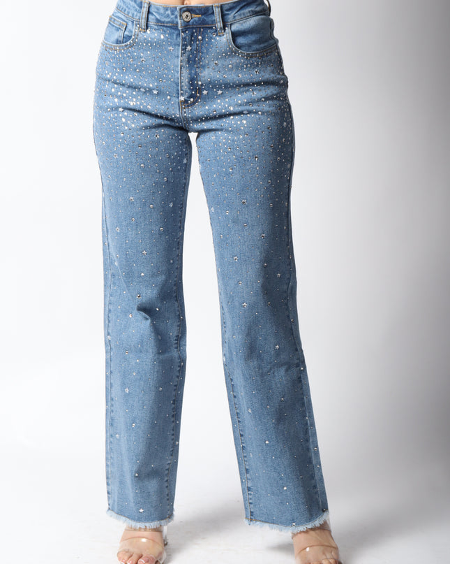 Pantalón de mezclilla con detalles de brillos y estrellas.