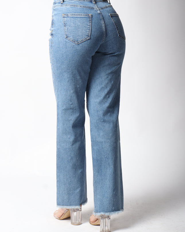 Pantalón de mezclilla con detalles de brillos y estrellas.