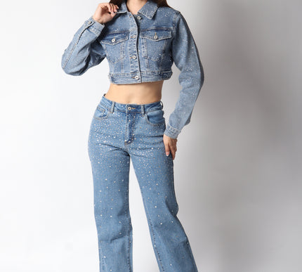 Pantalón de mezclilla con detalles de brillos y estrellas.