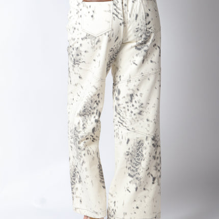 Pantalón de mezclilla beige con detalles en gris.
