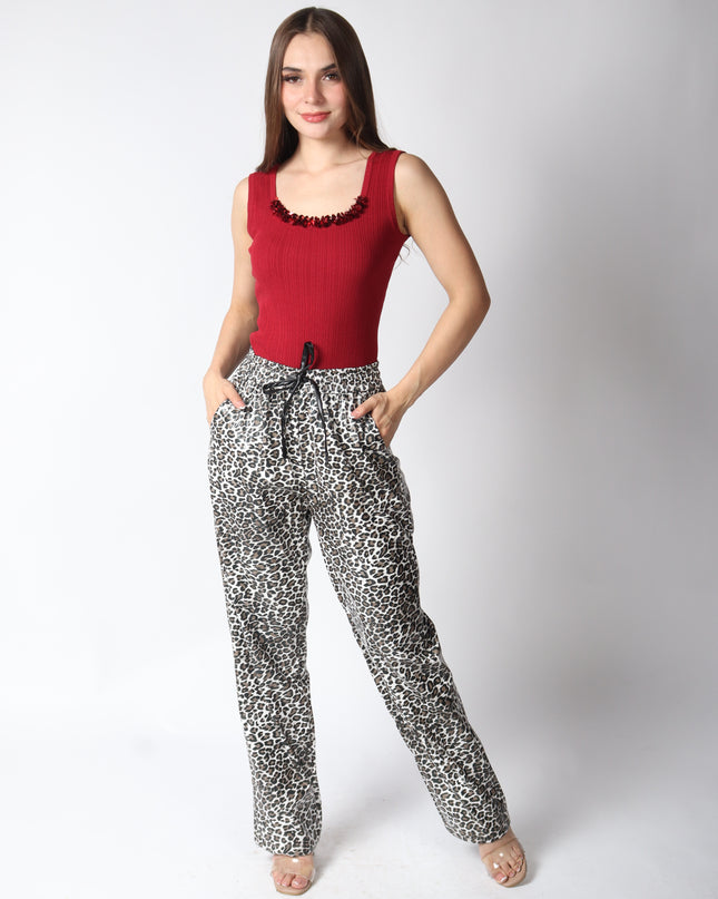 Pantalón vinipiel diseño animal print.