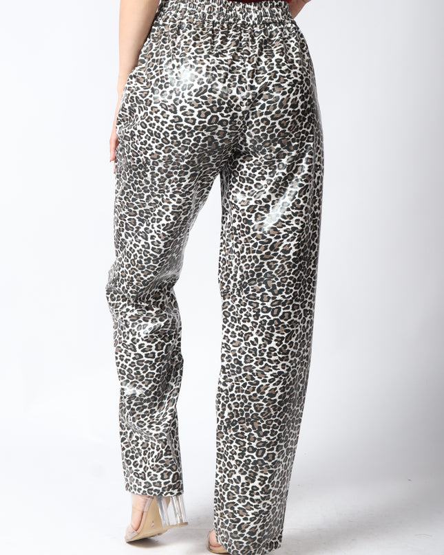 Pantalón vinipiel diseño animal print.