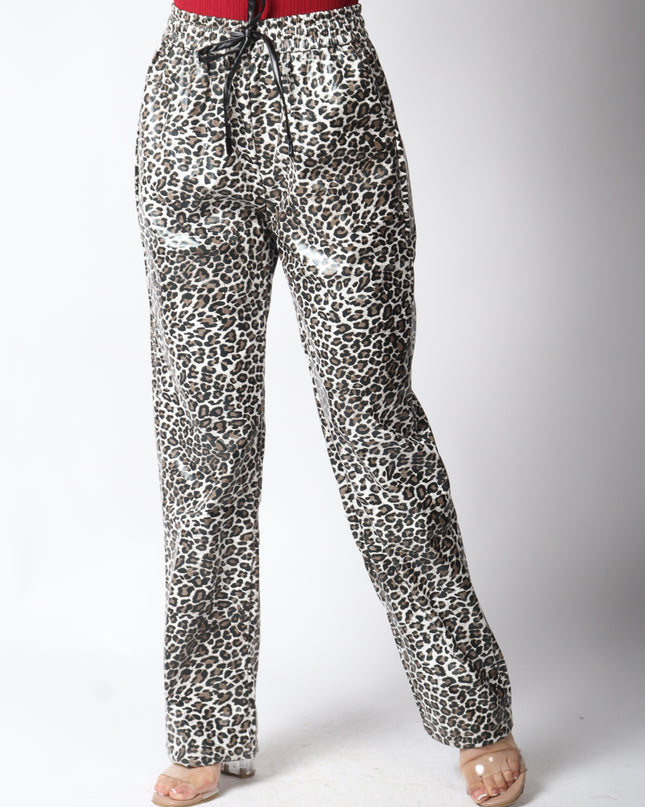 Pantalón vinipiel diseño animal print.