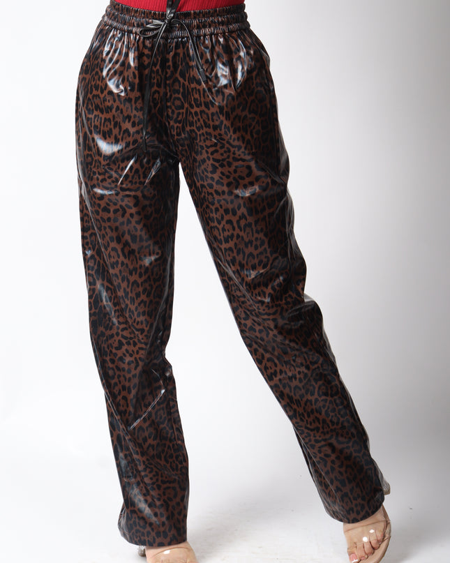 Pantalón vinipiel diseño animal print.