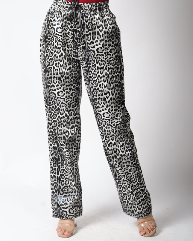 Pantalón vinipiel diseño animal print.