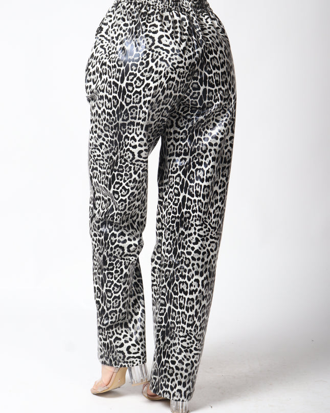 Pantalón vinipiel diseño animal print.