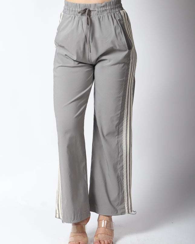 Pantalones con detalle de encaje.