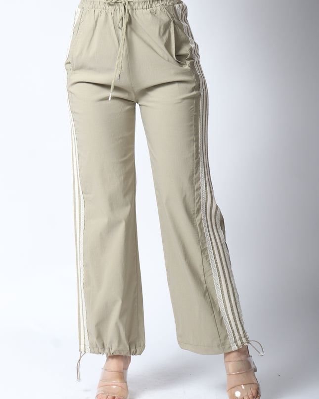 Pantalones con detalle de encaje.