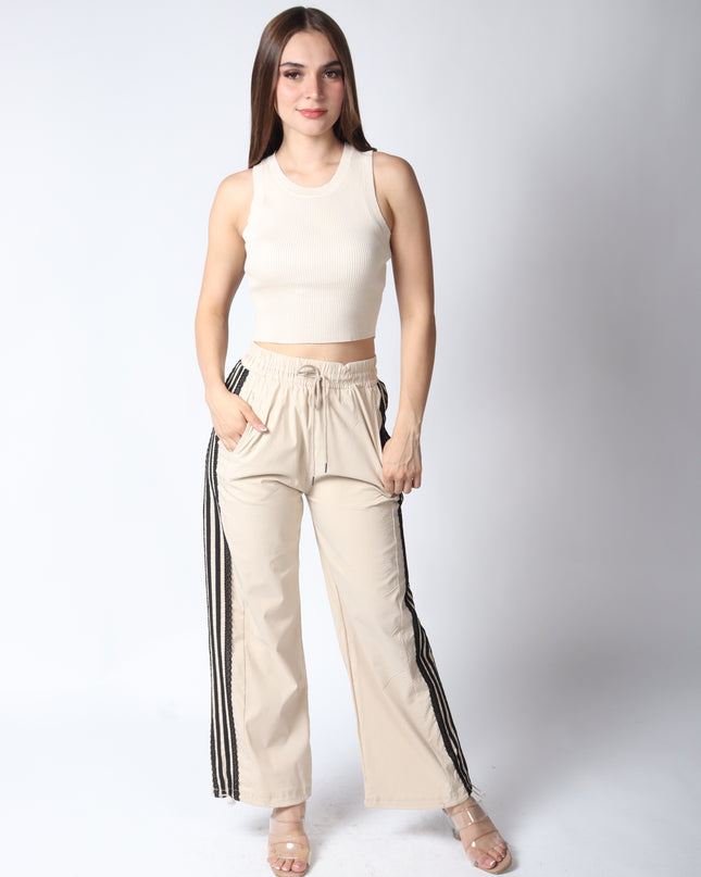 Pantalones con detalle de encaje.