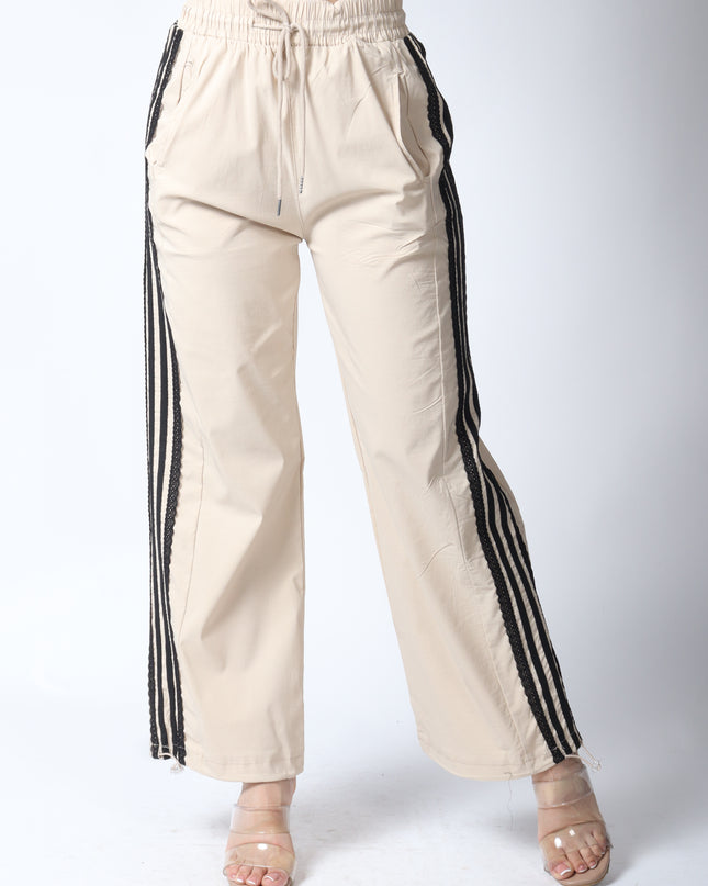Pantalones con detalle de encaje.
