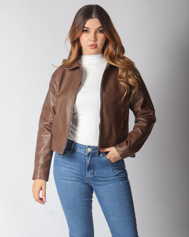 Chamarra vinipiel corta con hebillas.